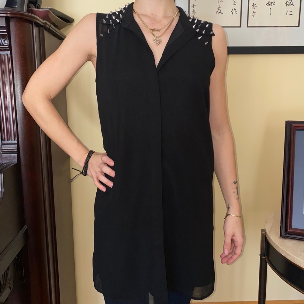 Sleeveless dress shirt w studded collar (size XS)